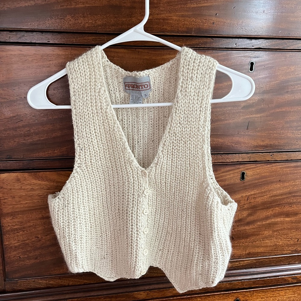 Cream Cropped Knit Vest with Ribbed Pattern